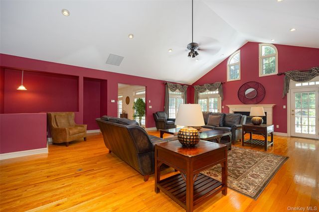 18 Innsbruck Boulevard, Hopewell Junction, NY 12533