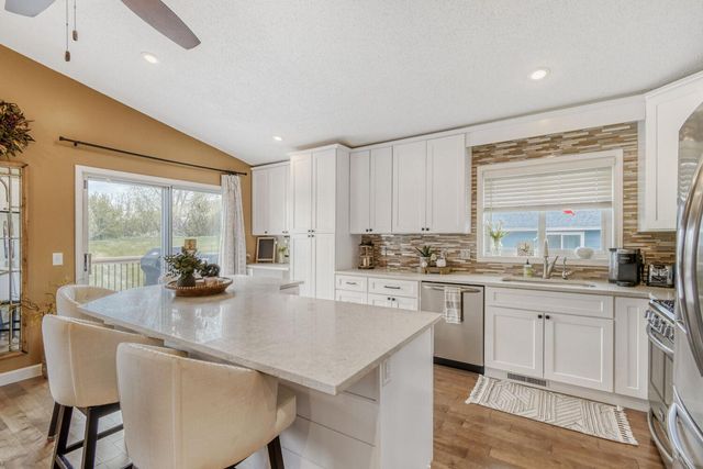 4385 Hamlet Avenue N, Oakdale, MN 55128