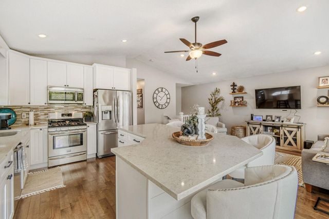 4385 Hamlet Avenue N, Oakdale, MN 55128