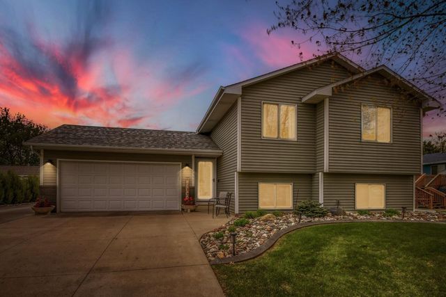 4385 Hamlet Avenue N, Oakdale, MN 55128