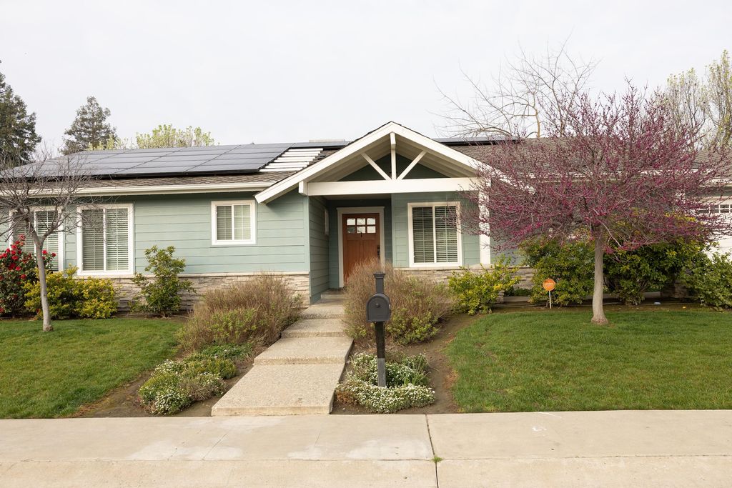 2623 S Silvervale Street, Visalia, CA 93277
