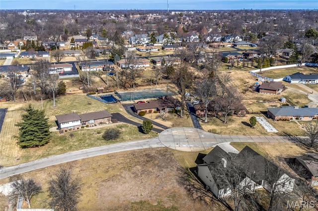 10652 Roanna Lane, Sunset Hills, MO 63128