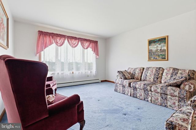 2884 SUNSET DR, Dallastown, PA 17313