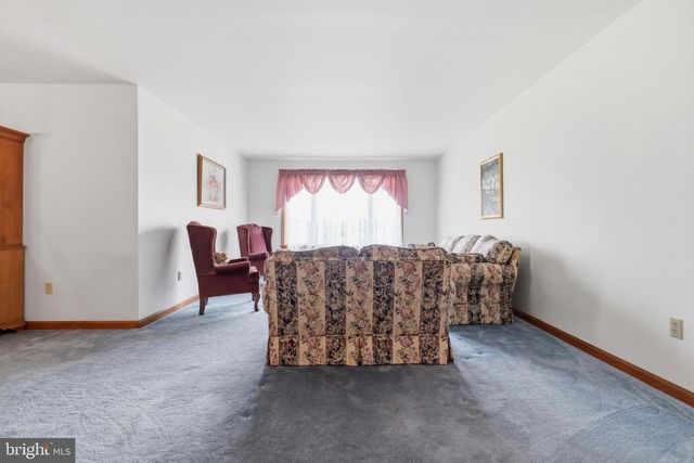 2884 SUNSET DR, Dallastown, PA 17313
