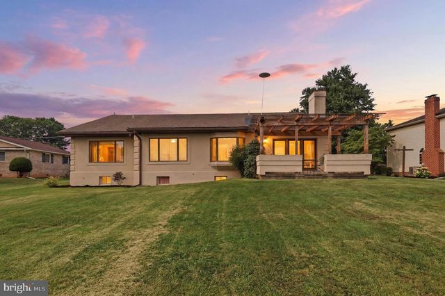 2884 SUNSET DR, Dallastown, PA 17313