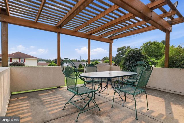 2884 SUNSET DR, Dallastown, PA 17313