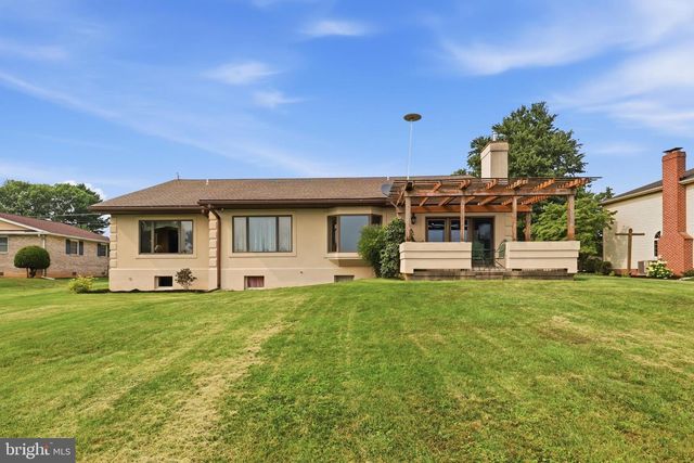 2884 SUNSET DR, Dallastown, PA 17313