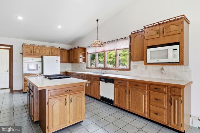 2884 SUNSET DR, Dallastown, PA 17313