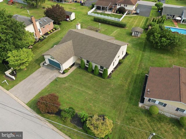 2884 SUNSET DR, Dallastown, PA 17313