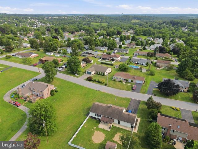 2884 SUNSET DR, Dallastown, PA 17313