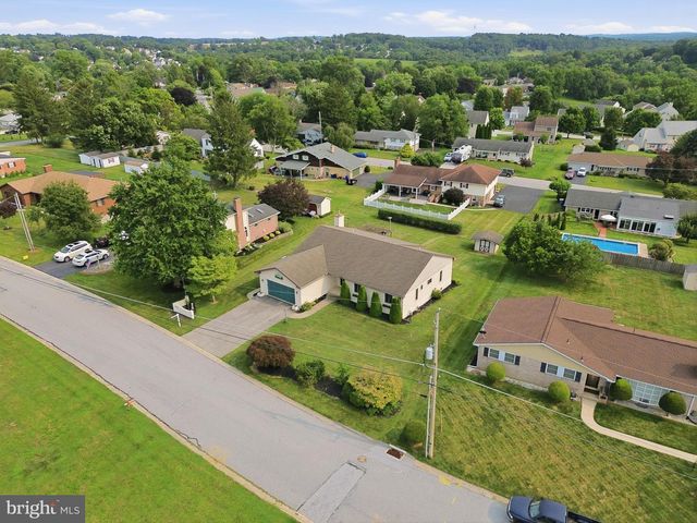 2884 SUNSET DR, Dallastown, PA 17313