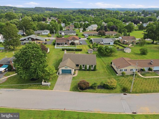 2884 SUNSET DR, Dallastown, PA 17313