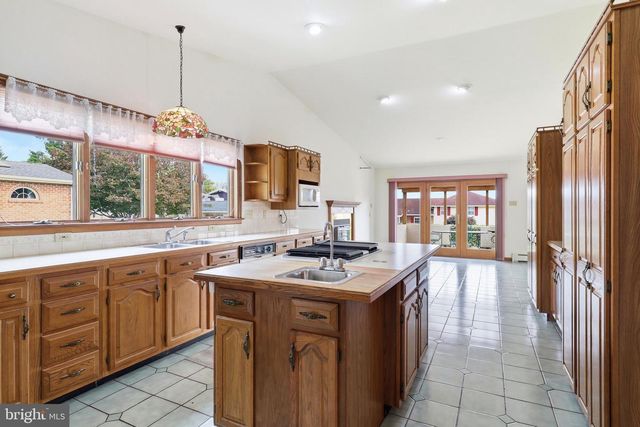 2884 SUNSET DR, Dallastown, PA 17313