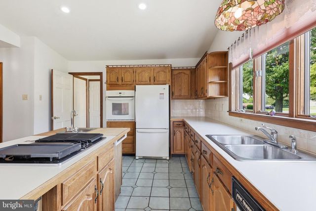 2884 SUNSET DR, Dallastown, PA 17313