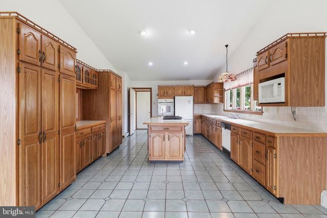 2884 SUNSET DR, Dallastown, PA 17313