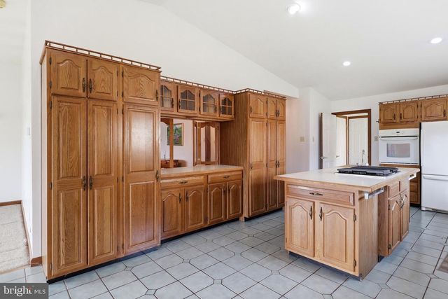 2884 SUNSET DR, Dallastown, PA 17313