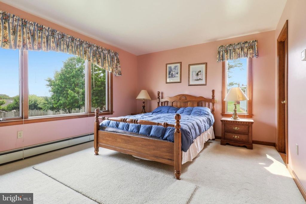 Image 14 of property listing at 2884 SUNSET DR, Dallastown, PA 17313