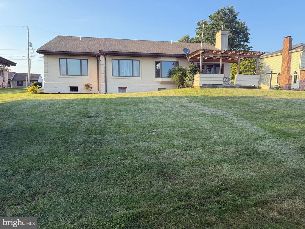 Image 3 of property listing at 2884 SUNSET DR, Dallastown, PA 17313