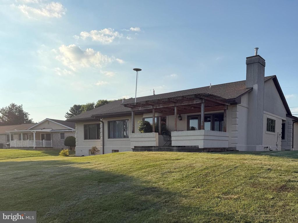 Image 4 of property listing at 2884 SUNSET DR, Dallastown, PA 17313