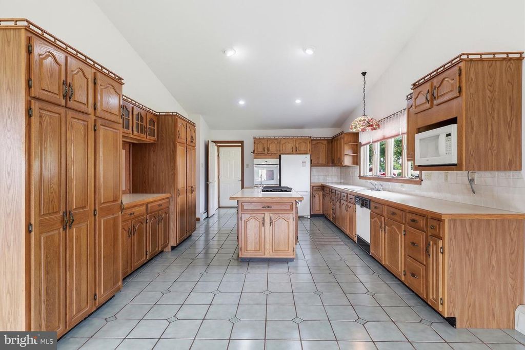 Image 6 of property listing at 2884 SUNSET DR, Dallastown, PA 17313
