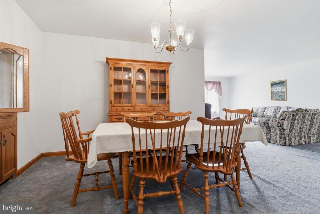 Image 9 of property listing at 2884 SUNSET DR, Dallastown, PA 17313