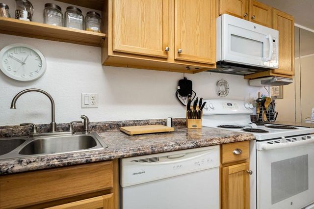 675 N Los Felices Circle W 204, Palm Springs, CA 92262