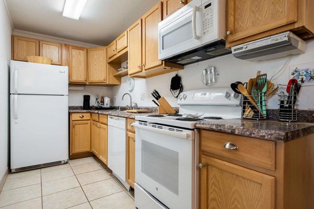 675 N Los Felices Circle W 204, Palm Springs, CA 92262