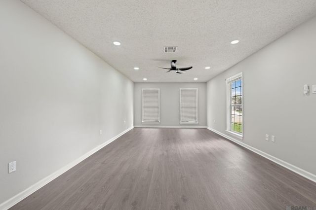 8724 Metairie Dr, Baton Rouge, LA 70810