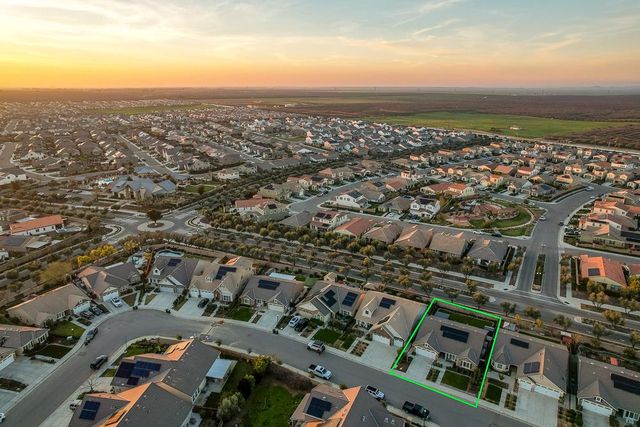 391 Maclure Avenue W, Madera, CA 93636