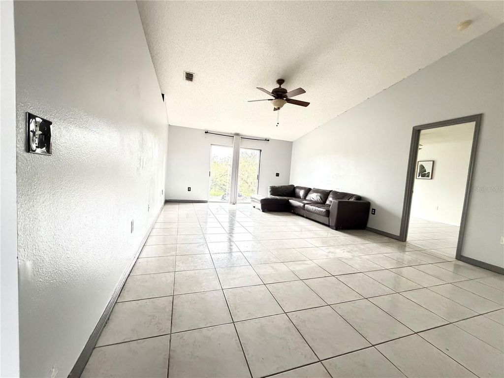 Image 6 of property listing at 6762 POMEROY CIRCLE, Orlando, FL 32810