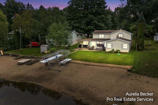 13555 Sunset Shores Drive NE, Cedar Springs, MI 49319