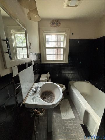 14 W Magruder St, Sandston, VA 23150