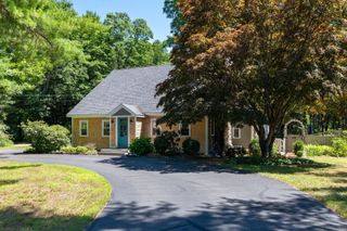 26 Mast Road, Lee, NH 03861