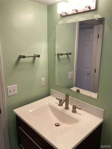 1520 E Swan Circle, Brentwood, MO 63144