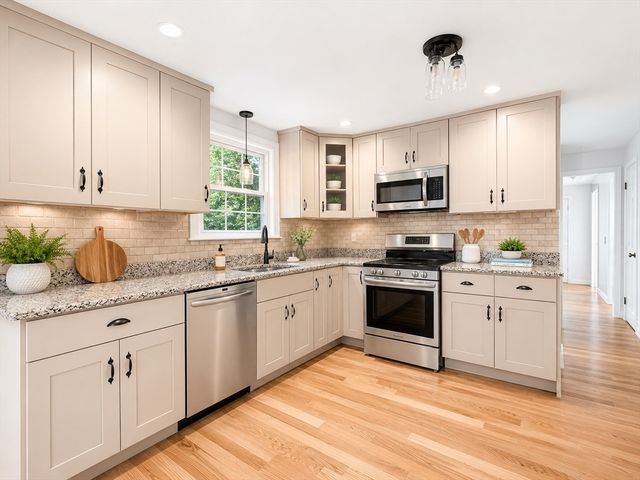 14 Appletree Rd, Tewksbury, MA 01876