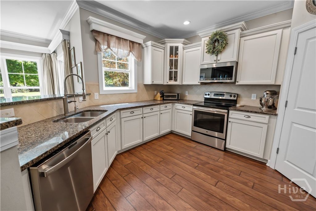 Image 10 of property listing at 240 Kingswood Drive, Richmond Hill, GA 31324