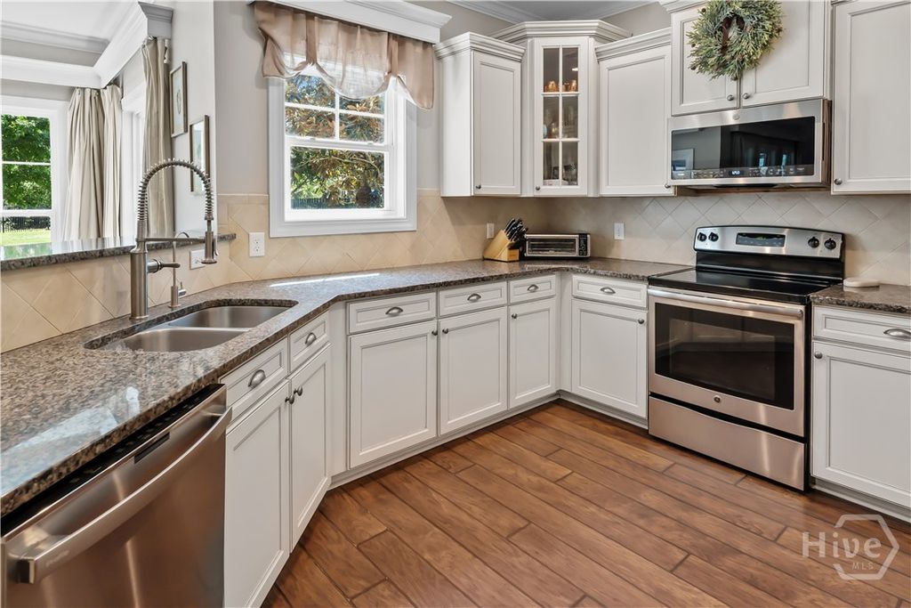 Image 11 of property listing at 240 Kingswood Drive, Richmond Hill, GA 31324