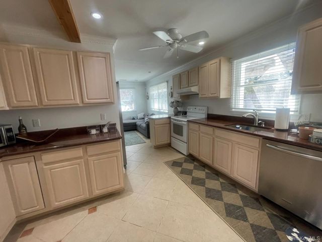 35 Maple Street, Westhampton Beach, NY 11978