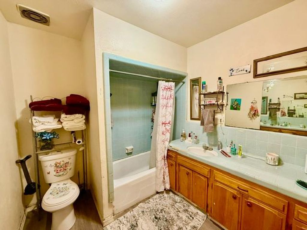 Image 15 of property listing at 2103 Floral Avenue, Selma, CA 93662