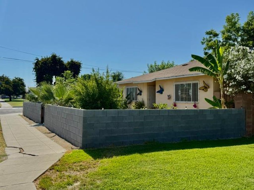 Image 3 of property listing at 2103 Floral Avenue, Selma, CA 93662