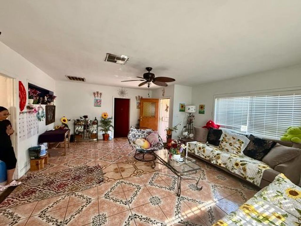 Image 9 of property listing at 2103 Floral Avenue, Selma, CA 93662