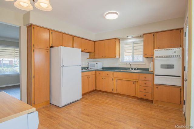 30705 Longfellow Avenue, Madison Heights, MI 48071