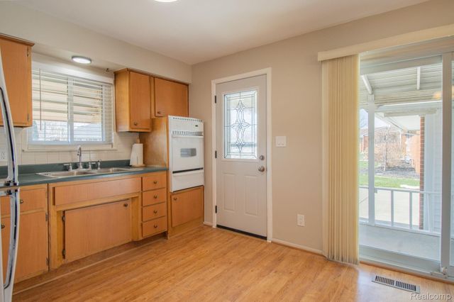 30705 Longfellow Avenue, Madison Heights, MI 48071