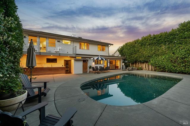 282 Riviera Dr, San Rafael, CA 94901