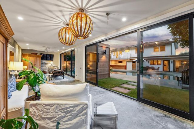 282 Riviera Dr, San Rafael, CA 94901