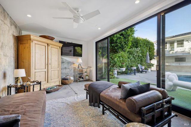 282 Riviera Dr, San Rafael, CA 94901