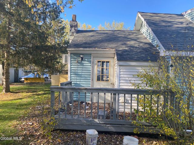 11 Englewood Avenue, East Greenbush, NY 12061