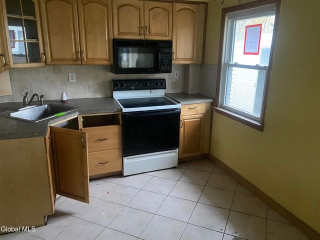 11 Englewood Avenue, East Greenbush, NY 12061