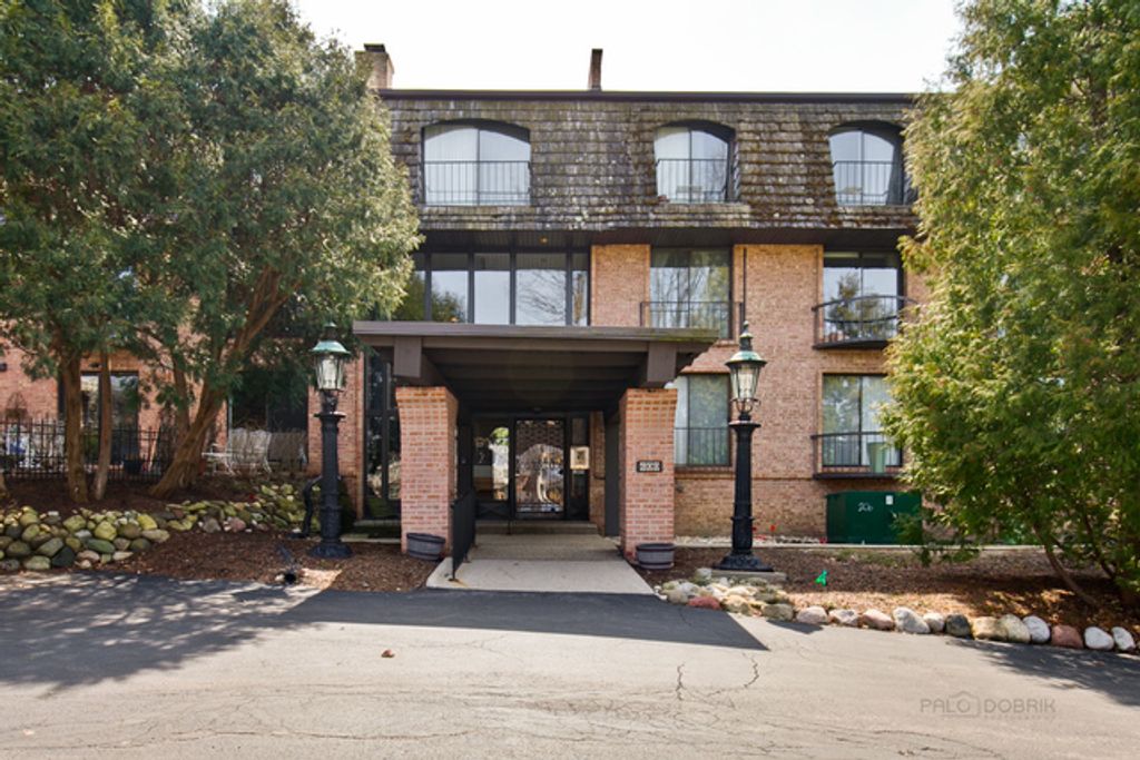 600 W Russell Street 306, Barrington, IL 60010