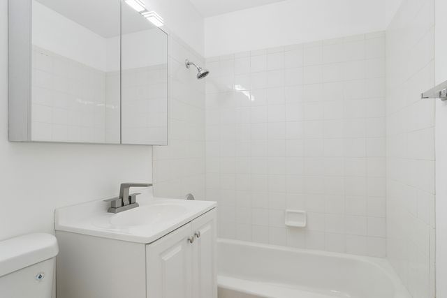 706 E Algonquin Road K204, Arlington Heights, IL 60005